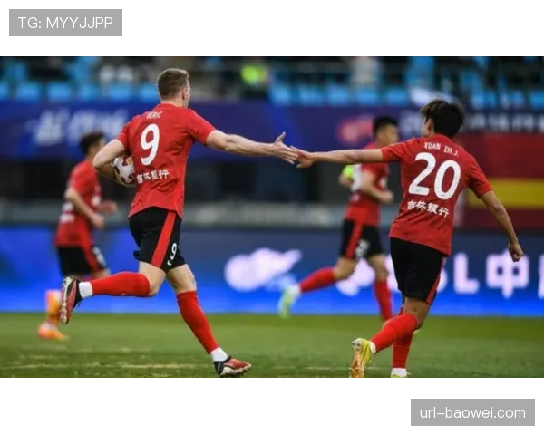 【2026年4月中超联赛·人物·特写长春亚泰外援贝里奇主罚点球前，与对方门将长时间对视